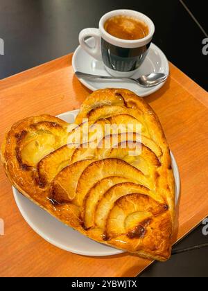 Torta di mele a forma di cuore e tazza di caffè. Foto Stock