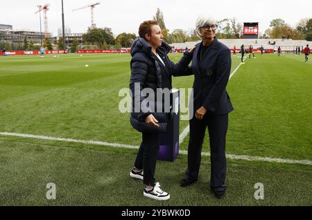 ROTTERDAM - Ajax Women coach Hesterine de Reus e head coach Jessica Torny del Feyenoord V1 durante l'Azerion Women's Eredivisie match tra Feyenoord e Ajax allo Sportcomplex Varkenoord il 2024 ottobre a Rotterdam, Paesi Bassi. ANP PIETER STAM DE JONGE Foto Stock