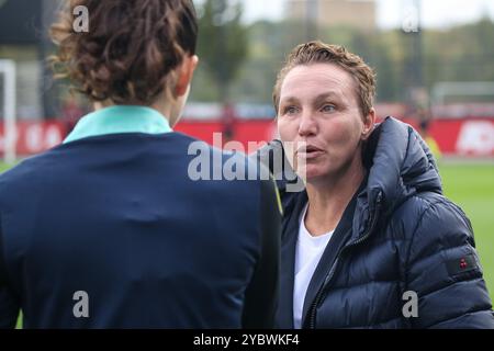 Rotterdam, Paesi Bassi, 20 ottobre 2024: Jessica Torny (capo allenatore delle donne del Feyenoord) guarda in scena la partita di calcio dell'Eredivisie Vrouwen tra il Feyenoord e l'Ajax a Varkenoord a Rotterdam, Paesi Bassi. (Leiting Gao / SPP) Foto Stock