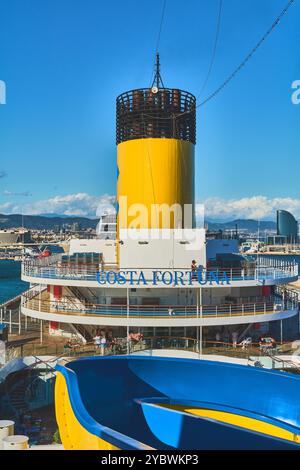 Barcellona. Espain - 20 ottobre 2024: Vista dal retro della nave da crociera Costa fortuna al porto di Barcellona, con lo skyline urbano e il mare. Ideale per l'argomento Foto Stock