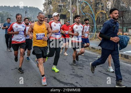 Srinagar, India. 20 ottobre 2024. Il primo ministro del Jammu e del Kashmir Omar Abdullah (C) partecipa alla prima maratona internazionale del Kashmir a Srinagar, la capitale estiva del Jammu e del Kashmir. Oltre 2.000 atleti, tra cui atleti internazionali d'élite, hanno partecipato alla prima maratona internazionale del Kashmir. I partecipanti includevano i migliori corridori a lunga distanza dall'India, i medagliati d'oro asiatici e alcuni dei migliori corridori dall'Europa e dall'Africa. Credito: SOPA Images Limited/Alamy Live News Foto Stock