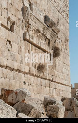 Grande pila di pietre giganti alla base del muro Occidentale di Gerusalemme, sotto l'Arco di Robinson, che si ritiene siano le rovine del secondo Tempio ebraico, de Foto Stock