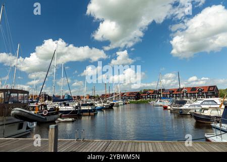 Il Reitdiephaven si trova sul Reitdiep. Le famose case colorate meritano una visita. Il porto si trova sulla circonvallazione di Groningen Foto Stock