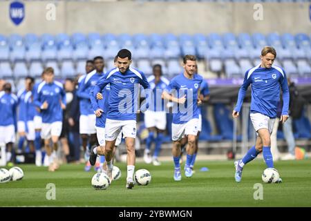 Zakaria El Ouahdi di Genk e Matte Smets di Genk nella foto prima di una partita di calcio tra KRC Genk e STVV, domenica 20 ottobre 2024 a Genk, il giorno 11 della stagione 2024-2025 della prima divisione del campionato belga 'Jupiler Pro League'. BELGA FOTO JOHAN EYCKENS Foto Stock