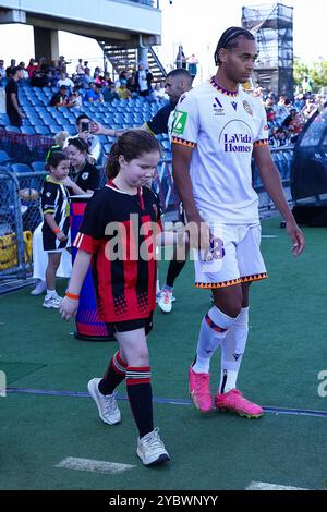 Sydney, Australia. 20 ottobre 2024; Campbelltown Stadium, Sydney, NSW, Australia: A-League Football, MacArthur FC contro Perth Glory; Kaelan Majelodunmi di Perth Glory cammina sul campo crediti: Action Plus Sports Images/Alamy Live News Foto Stock