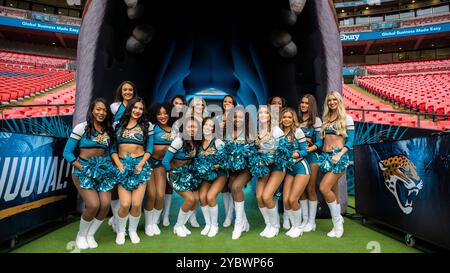 Londra, Regno Unito. 20 ottobre 2024. Membri dei Roar, le cheerleader dei Jacksonville Jaguars, in vista della gara NFL contro i New England Patriots al Wembley Stadium, l'ultima gara della serie NFL London Games di quest'anno. Crediti: Stephen Chung / Alamy Live News Foto Stock