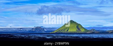 Islanda, regione del Sudurland, vulcano Maelifell sul bordo del ghiacciaio Myrdalsjökull, deserto di sabbia nera Foto Stock