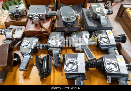 Una collezione di telecamere cinematografiche vintage in mostra all'asta, Regno Unito Foto Stock