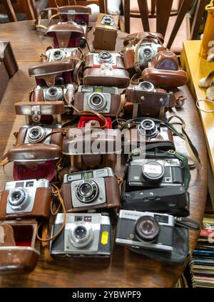 Una collezione di fotocamere vintage in mostra all'asta, Regno Unito Foto Stock