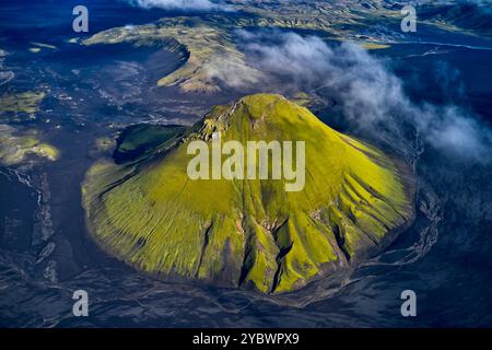 Islanda, regione del Sudurland, vista aerea del vulcano Maelifell sul bordo del ghiacciaio Myrdalsjökull, deserto di sabbia nera Foto Stock