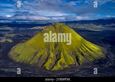 Islanda, regione del Sudurland, vista aerea del vulcano Maelifell sul bordo del ghiacciaio Myrdalsjökull, deserto di sabbia nera Foto Stock