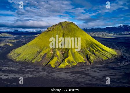 Islanda, regione del Sudurland, vista aerea del vulcano Maelifell sul bordo del ghiacciaio Myrdalsjökull, deserto di sabbia nera Foto Stock