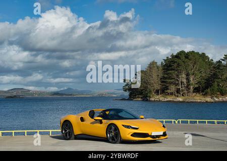 Ferrari 296 GTS a giallo Modena Foto Stock