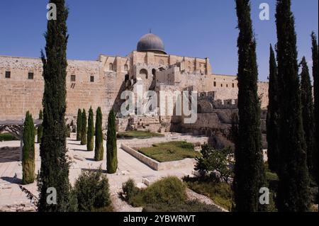 Vista del Parco Archeologico Davidson sotto il Monte del Tempio e la cupola nera della Moschea al Aqsa, nella città vecchia di Gerusalemme, Israele. Foto Stock