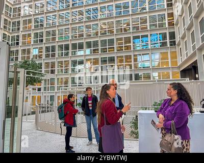 Issy-les-Moulineaux, Francia, ParisSanté Campus, edificio della società di avviamento medico, ONG AIDS Organization, 40th Anniversary, Colloque, persone Foto Stock