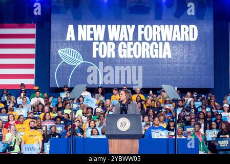 Atlanta, Stati Uniti. 19 ottobre 2024. La Vicepresidente degli Stati Uniti Kamala Harris si rivolge a una folla al Lakewood Amphitheatre di Atlanta, Georgia, USA, durante la sua campagna presidenziale del 19 ottobre 2024. Harris ha sottolineato i temi del voto precoce, dell'unità, dell'equità e del progresso mentre raduna il sostegno prima delle prossime elezioni. Foto di Andi Rice/Pool/ABACAPRESS. COM credito: Abaca Press/Alamy Live News Foto Stock