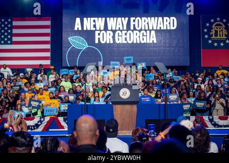 Atlanta, Stati Uniti. 19 ottobre 2024. La Vicepresidente degli Stati Uniti Kamala Harris si rivolge a una folla al Lakewood Amphitheatre di Atlanta, Georgia, USA, durante la sua campagna presidenziale del 19 ottobre 2024. Harris ha sottolineato i temi del voto precoce, dell'unità, dell'equità e del progresso mentre raduna il sostegno prima delle prossime elezioni. Foto di Andi Rice/Pool/ABACAPRESS. COM credito: Abaca Press/Alamy Live News Foto Stock