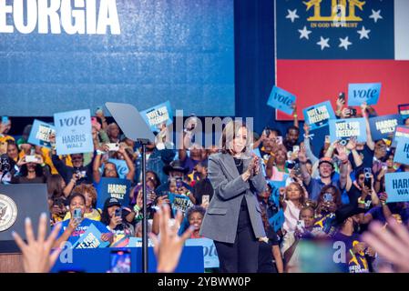 Atlanta, Stati Uniti. 19 ottobre 2024. La Vicepresidente degli Stati Uniti Kamala Harris si rivolge a una folla al Lakewood Amphitheatre di Atlanta, Georgia, USA, durante la sua campagna presidenziale del 19 ottobre 2024. Harris ha sottolineato i temi del voto precoce, dell'unità, dell'equità e del progresso mentre raduna il sostegno prima delle prossime elezioni. Foto di Andi Rice/Pool/ABACAPRESS. COM credito: Abaca Press/Alamy Live News Foto Stock