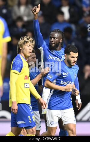 Tolu Toluwalase Arokodare di Genk festeggia dopo aver segnato durante una partita di calcio tra KRC Genk e STVV, domenica 20 ottobre 2024 a Genk, il giorno 11 della stagione 2024-2025 della "Jupiler Pro League" prima divisione del campionato belga. BELGA FOTO JOHAN EYCKENS Foto Stock