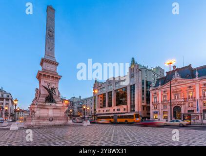 Affascinante vista del Monumento dos Restauradores, affiancato dal Teatro Eden e dal Palacio Foz a Lisbona, Portogallo, durante l'ora d'oro con un'atmosfera serena Foto Stock