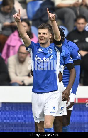 Jarne Steuckers di Genk festeggia dopo aver segnato durante una partita di calcio tra KRC Genk e STVV, domenica 20 ottobre 2024 a Genk, il giorno 11 della stagione 2024-2025 della "Jupiler Pro League" prima divisione del campionato belga. BELGA FOTO JOHAN EYCKENS Foto Stock