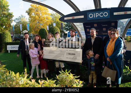 Ascot, Berkshire, Regno Unito. 19 ottobre 2024. Una presentazione di un assegno di 50.000 sterline per la Christy Lambe Foundation al QIPCO British Champions Day all'Ascot Racecourse nel Berkshire. Crediti: Maureen McLean/Alamy Live News Foto Stock