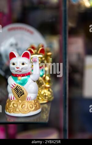 Buenos Aires, Argentina - 19 gennaio 2018: Maneki-Neko chiama la statuetta di gatto nel negozio di Buenos Aires, Argentina. Foto Stock