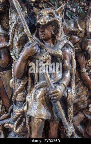 Il murale scultoreo di Frank Abraham raffigura la vita prima e durante l'occupazione romana. Castello di Cardiff, Galles, Regno Unito Foto Stock