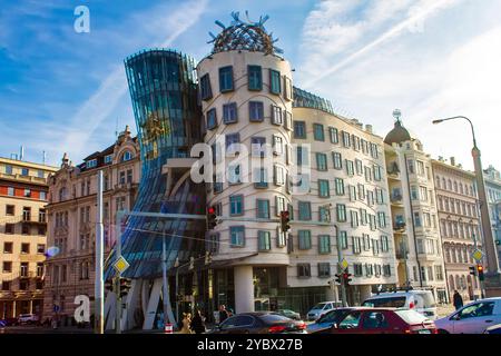 Praga, Repubblica Ceca - 13 novembre 2015: Sotto un cielo radioso, la casa danzante dal design unico di Praga si distingue per la sua architettura moderna Foto Stock