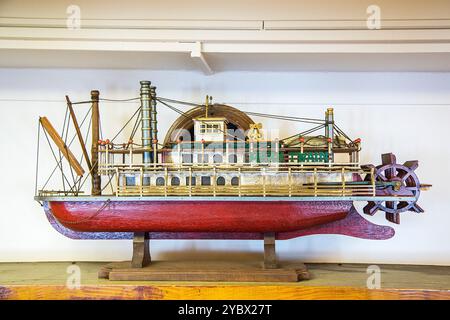 Yokohama, Giappone - 6 ottobre 2016: L'accattivante modello del battello a vapore Mark Twain è esposto a bordo del transatlantico Hikawa Maru in pensione NYK, Highli Foto Stock