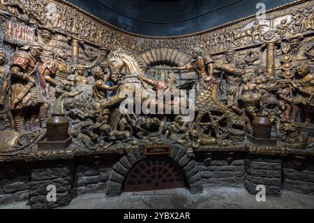 Il murale scultoreo di Frank Abraham raffigura la vita prima e durante l'occupazione romana. Castello di Cardiff, Galles, Regno Unito Foto Stock