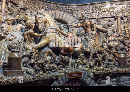 Il murale scultoreo di Frank Abraham raffigura la vita prima e durante l'occupazione romana. Castello di Cardiff, Galles, Regno Unito Foto Stock