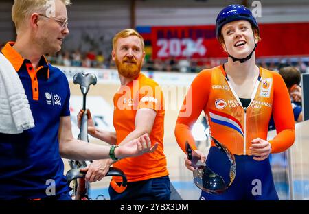 Ballerup, Paesi Bassi. 20 ottobre 2024. BALLERUP - Hetty van de Wouw in azione durante le semifinali di Keirin nella quarta giornata dei Campionati del mondo di ciclismo su pista alla Ballerup Super Arena. ANP IRIS VAN DEN BROEK credito: ANP/Alamy Live News Foto Stock