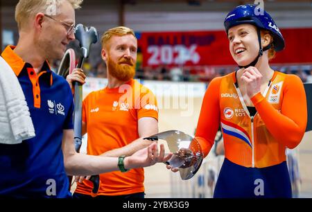 Ballerup, Paesi Bassi. 20 ottobre 2024. BALLERUP - Hetty van de Wouw in azione durante le semifinali di Keirin nella quarta giornata dei Campionati del mondo di ciclismo su pista alla Ballerup Super Arena. ANP IRIS VAN DEN BROEK credito: ANP/Alamy Live News Foto Stock