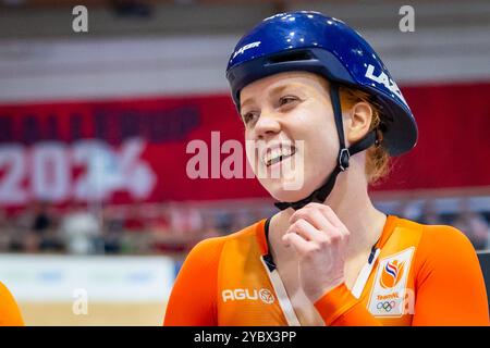 Ballerup, Paesi Bassi. 20 ottobre 2024. BALLERUP - Hetty van de Wouw in azione durante le semifinali di Keirin nella quarta giornata dei Campionati del mondo di ciclismo su pista alla Ballerup Super Arena. ANP IRIS VAN DEN BROEK credito: ANP/Alamy Live News Foto Stock