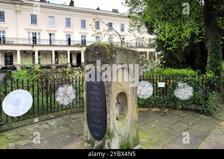 Un pozzo primaverile vicino alle Royal Pump Rooms; Royal Leamington Spa, Warwickshire, Inghilterra, Gran Bretagna, REGNO UNITO Foto Stock