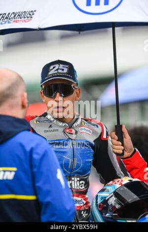 Phillip Island, Australia. 19 ottobre 2024. Raul Fernandez, in rappresentanza del team Trackhouse Racing, è stato visto in griglia prima della MotoGP™ Sprint Race, l'evento clou della seconda giornata del Qatar Airways Australian Motorcycle Grand Prix 2024. Il Qatar Airways Australian Motorcycle Grand Prix 2024 ospita i migliori piloti emergenti del mondo. L'azione del secondo giorno ha continuato a stupire gli spettatori con le stelle del mondo dello sport motoristico che hanno mostrato prestazioni impressionanti attraverso i round di qualificazione in MotoGP, Moto2 e Moto3. Credito: SOPA Images Limited/Alamy Live News Foto Stock