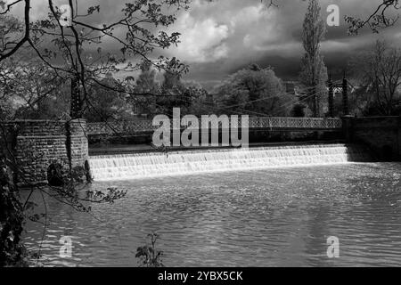 The Mill Bridge e Weir sul fiume Leam, Jephson Gardens, Royal Leamington Spa Town, Warwickshire County, Inghilterra, Regno Unito Foto Stock