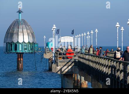 Zinnowitz, Germania. 20 ottobre 2024. Gli escursionisti sono fuori e fuori sul molo 'Vineta' nella località balneare del Baltico. Accanto c'è la gondola per immersioni. Crediti: Stefan Sauer/dpa/Alamy Live News Foto Stock