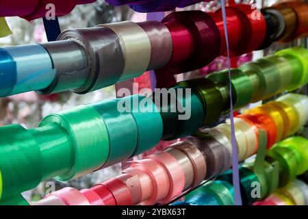 Nastri multicolore su uno scaffale. Cucito e artigianato Foto Stock