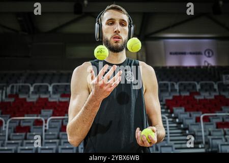 Bamberga, Germania. 20 ottobre 2024. Pallacanestro, Bundesliga, Main Round, Matchday 5, Bamberg Baskets - Rostock Seawolves, Brose Arena. Brandon Horvath dei Bamberg Baskets giocherà con le palle da tennis. Crediti: Daniel Löb/dpa/Alamy Live News Foto Stock