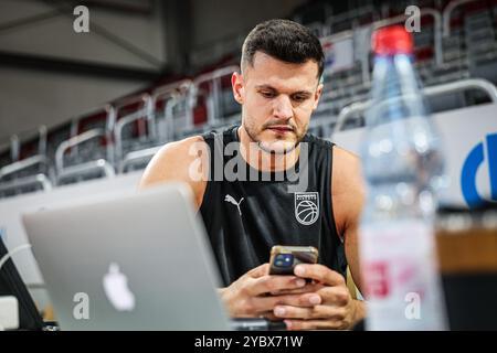 Bamberga, Germania. 20 ottobre 2024. Pallacanestro, Bundesliga, Main Round, Matchday 5, Bamberg Baskets - Rostock Seawolves, Brose Arena. Filip Stanic dei Bamberg Baskets. Crediti: Daniel Löb/dpa/Alamy Live News Foto Stock