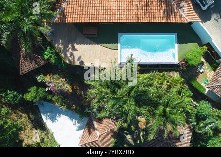 Terrazza in legno con piscina blu sulla terrazza sopra il droni Foto Stock