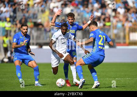 Empoli, Italia. 20 ottobre 2024. Andre-Frank Zambo Anguissa del Napoli combatte per il ballo con Sebastiano Esposito di Empoli e Mattia viti di Empoli durante la partita di serie A Enilive 2024/2025 tra Empoli e Napoli - serie A Enilive allo Stadio Carlo Catellani - Sport, calcio - Empoli, Italia - domenica 20 ottobre 2024 ( credito: LaPresse/Alamy Live News Foto Stock