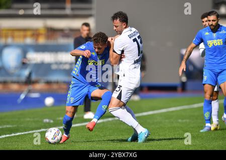 Empoli, Italia. 20 ottobre 2024. Sebastiano Esposito dell'Empoli combatte per il ballo con NapoliÕs Amir Rrahmani durante la partita di serie A Enilive 2024/2025 tra Empoli e Napoli - serie A Enilive allo Stadio Carlo Catellani - Sport, calcio - Empoli, Italia - domenica 20 ottobre 2024 ( Credit: LaPresse/Alamy Live News Foto Stock