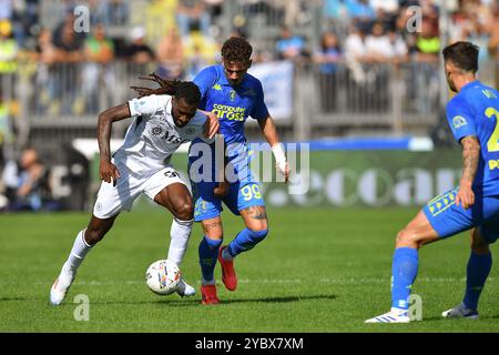 Empoli, Italia. 20 ottobre 2024. Andre-Frank Zambo Anguissa del Napoli combatte per il ballo con Sebastiano Esposito di Empoli durante la partita di serie A Enilive 2024/2025 tra Empoli e Napoli - serie A Enilive allo Stadio Carlo Catellani - Sport, calcio - Empoli, Italia - domenica 20 ottobre 2024 ( credito: LaPresse/Alamy Live News Foto Stock