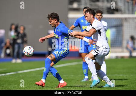 Empoli, Italia. 20 ottobre 2024. Sebastiano Esposito dell'Empoli combatte per il ballo con NapoliÕs Amir Rrahmani durante la partita di serie A Enilive 2024/2025 tra Empoli e Napoli - serie A Enilive allo Stadio Carlo Catellani - Sport, calcio - Empoli, Italia - domenica 20 ottobre 2024 ( Credit: LaPresse/Alamy Live News Foto Stock