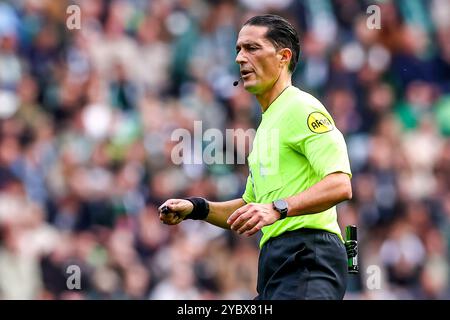 Groninga, Paesi Bassi. 20 ottobre 2024. GRONINGA, PAESI BASSI - 20 OTTOBRE: L'arbitro Serdar Gözübüyük guarda avanti durante l'incontro olandese Eredivisie tra FC Groningen e FC Utrecht all'Euroborg il 20 ottobre 2024 a Groninga, Paesi Bassi. (Foto di Pieter van der Woude/Orange Pictures) credito: Orange Pics BV/Alamy Live News Foto Stock