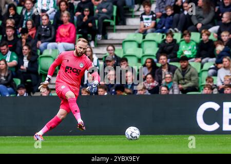 Groninga, Paesi Bassi. 20 ottobre 2024. GRONINGA, PAESI BASSI - 20 OTTOBRE: Il portiere Hidde Jurjus del Groningen passa la palla durante la partita olandese Eredivisie tra FC Groningen e FC Utrecht all'Euroborg il 20 ottobre 2024 a Groningen, Paesi Bassi. (Foto di Pieter van der Woude/Orange Pictures) credito: Orange Pics BV/Alamy Live News Foto Stock