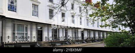 Architettura neoclassica vittoriana a Landsdowne Crescent, Leamington Spa Town, Warwickshire County, Inghilterra, Regno Unito Foto Stock